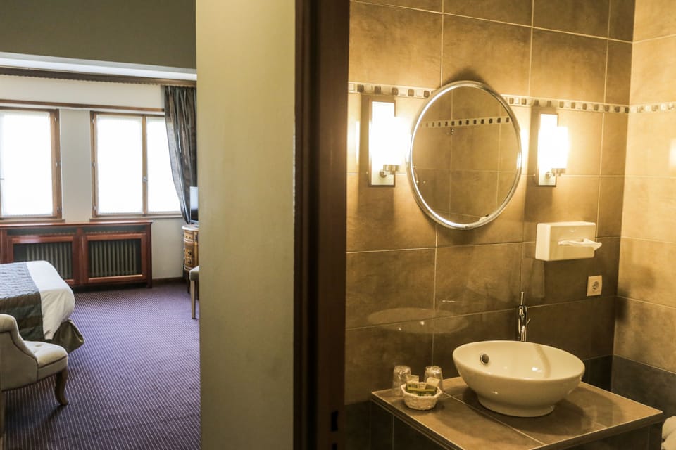 Comfort Double or Twin Room | Bathroom | Free toiletries, hair dryer, towels