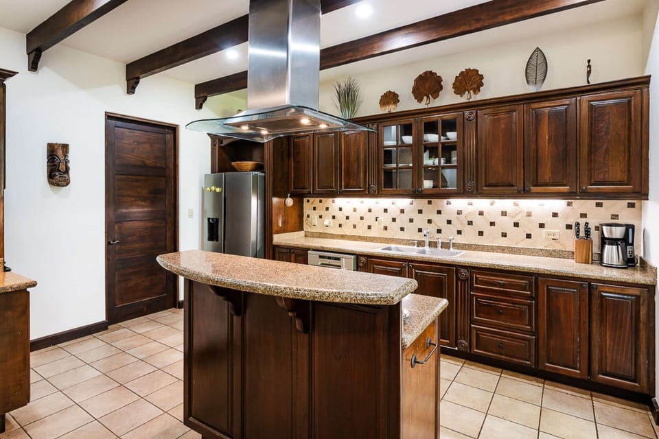 Full kitchen with extractor