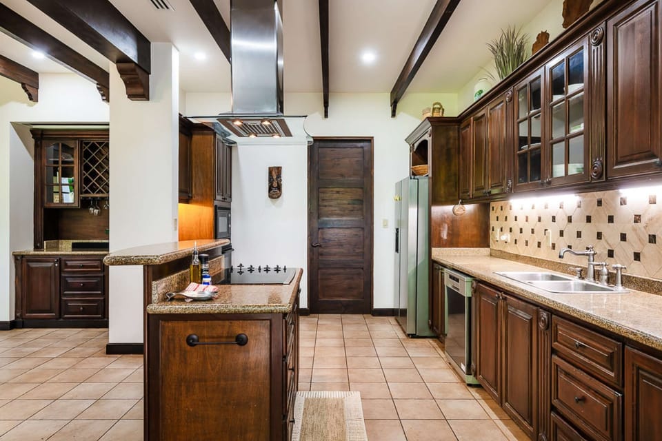 Full kitchen