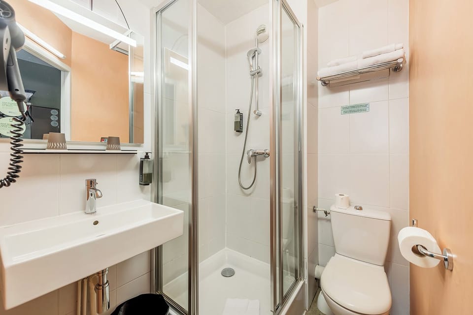 Shower, eco-friendly toiletries, towels