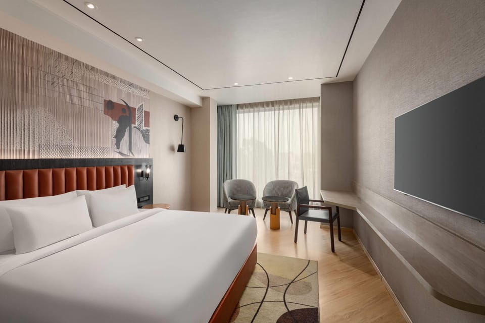 Premium Room, 1 King Bed, Non Smoking | Down comforters, minibar, in-room safe, desk