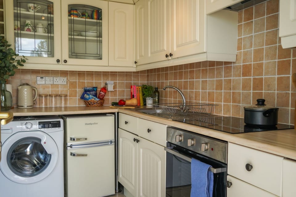 Kitchen with electric hob and oven - Little Galmpton by Stay Ca Holidays