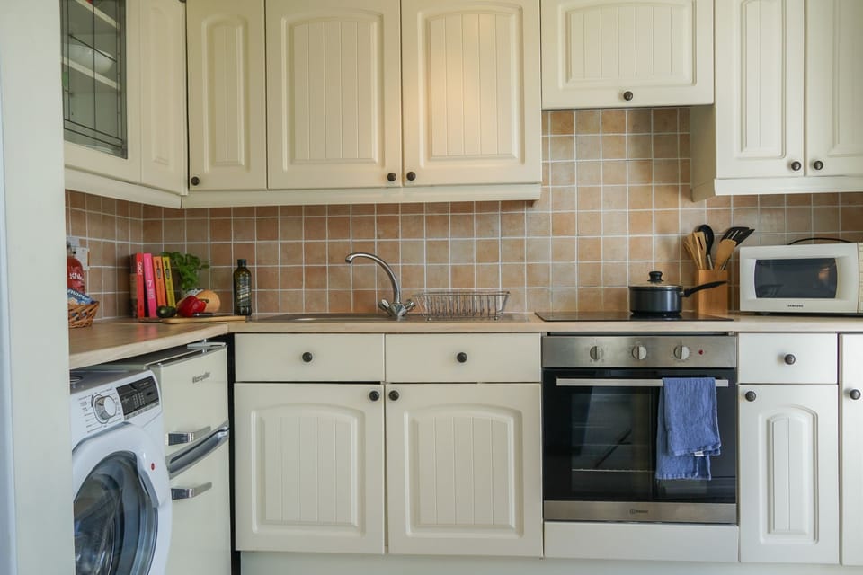 Cottage style kitchen - Little Galmpton by Stay Ca Holidays