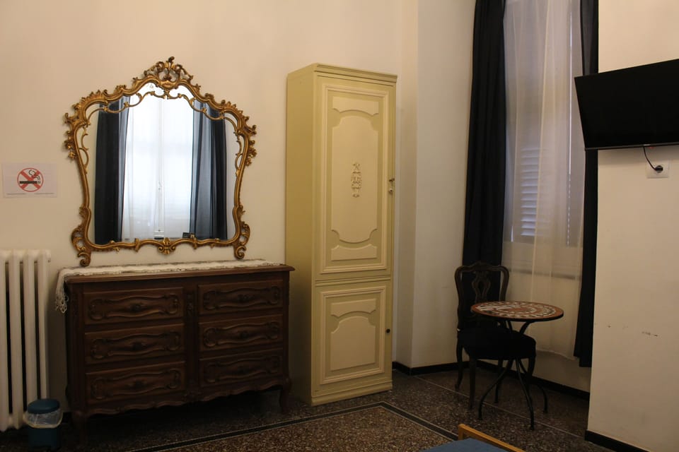 Economy Double Room | Minibar, laptop workspace, WiFi (free), bed sheets