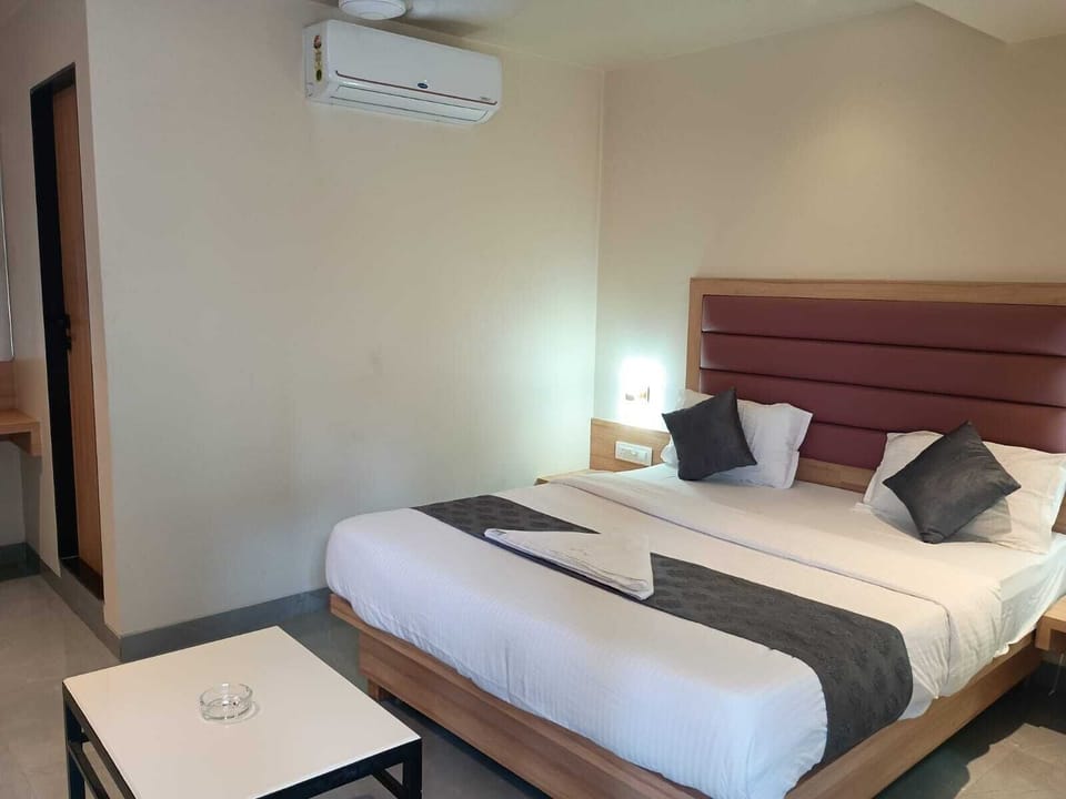 Deluxe Double or Twin Room, Balcony, City View | Desk, laptop workspace, iron/ironing board, free WiFi