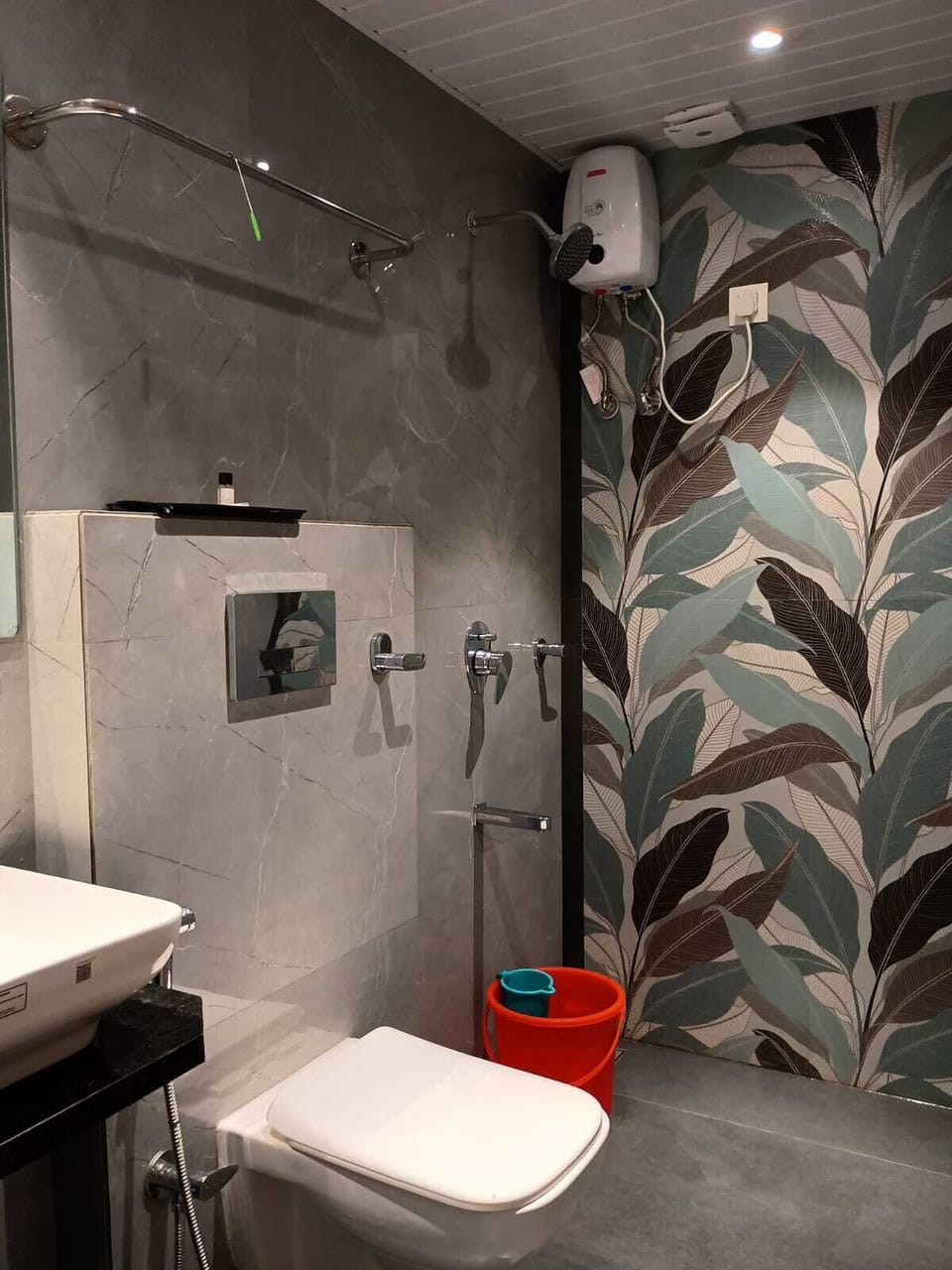 Deluxe Double or Twin Room, Balcony, City View | Bathroom | Shower, free toiletries, hair dryer, towels