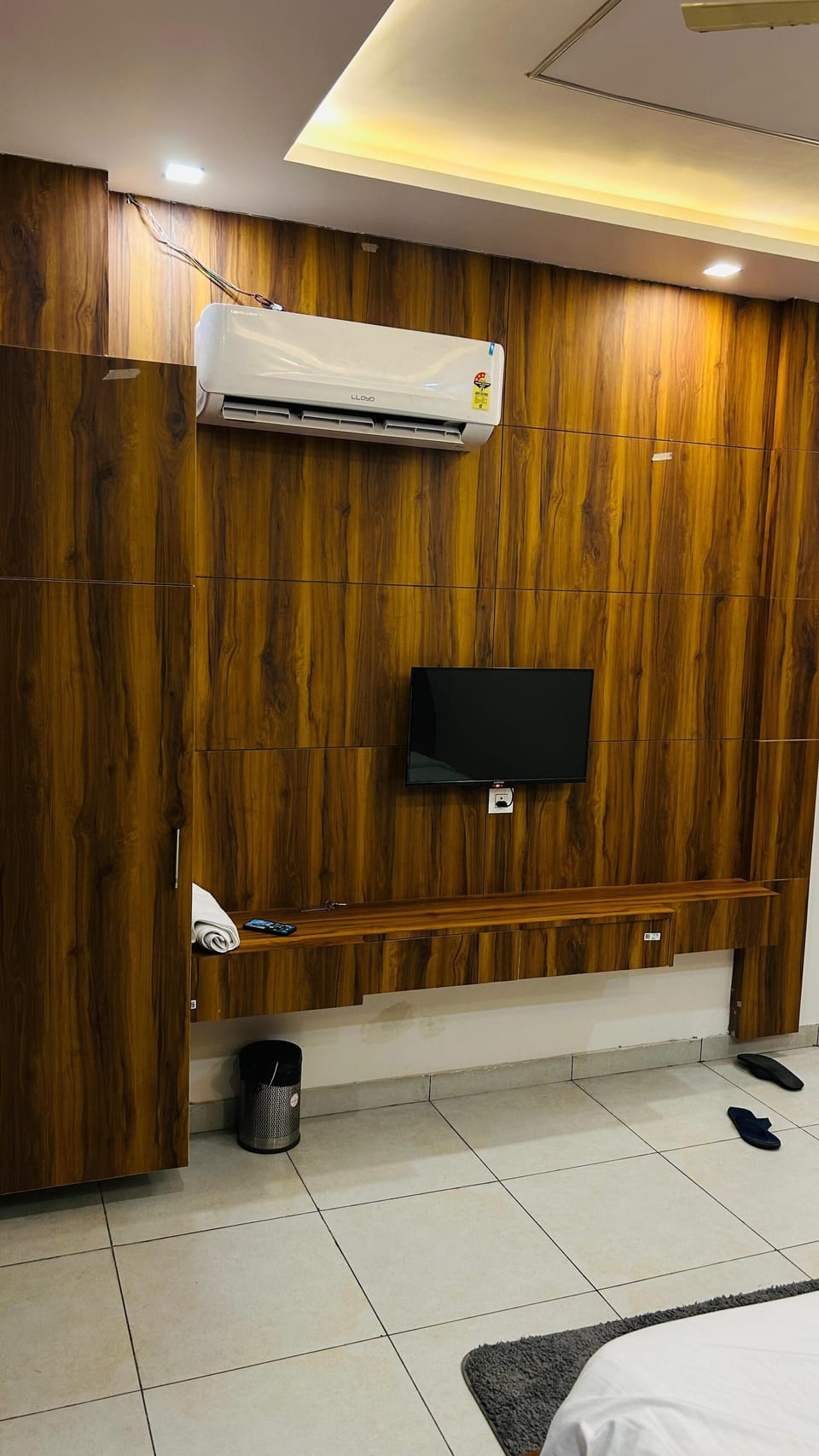 Desk, free WiFi
