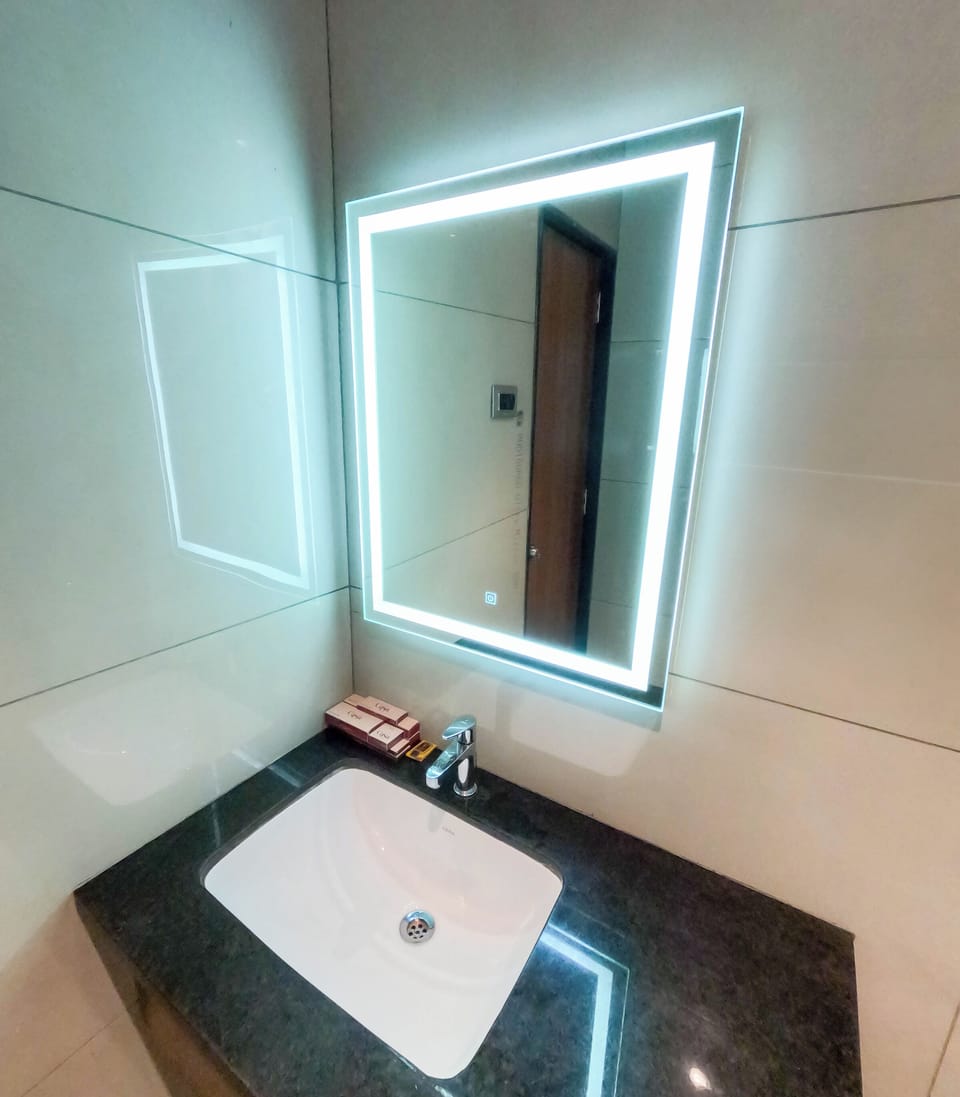 Deluxe Double or Twin Room, Balcony, City View | Bathroom | Free toiletries, soap, shampoo, toilet paper