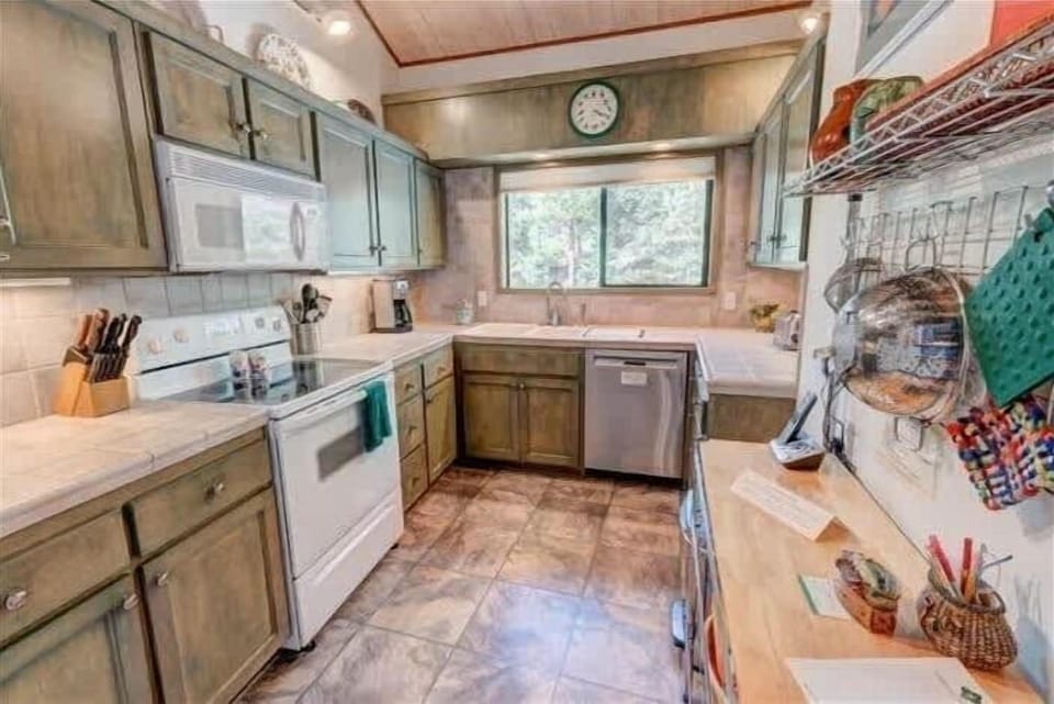 Fully Stocked Kitchen with Everything You Will Need!