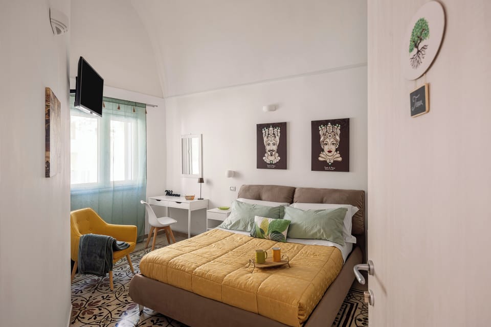 Double Room | Minibar, WiFi (free), bed sheets