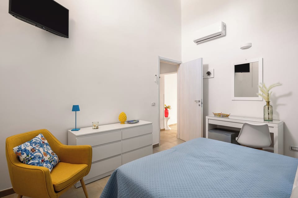 Double Room | Minibar, WiFi (free), bed sheets