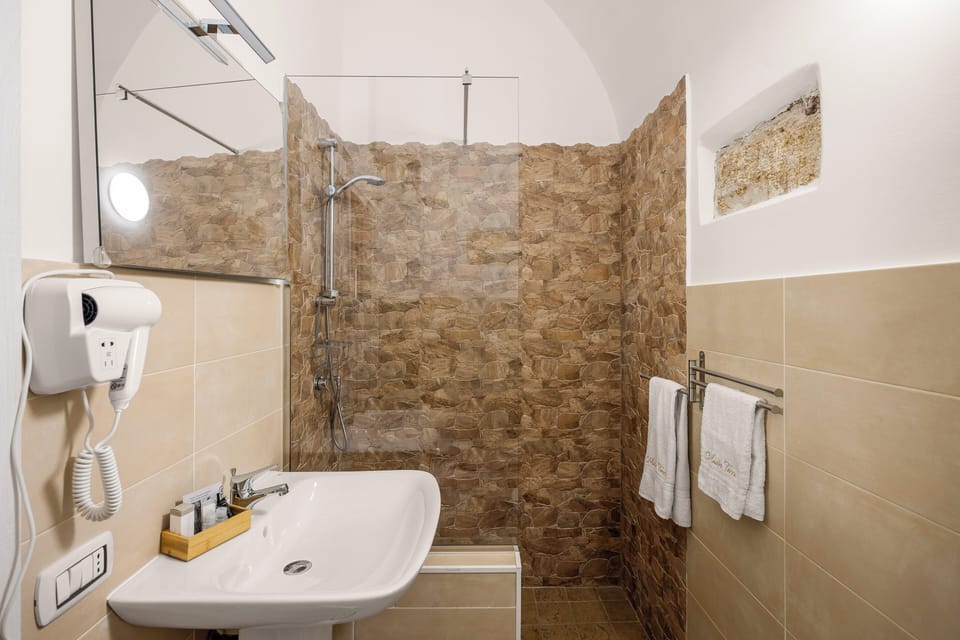 Double Room | Minibar, WiFi (free), bed sheets