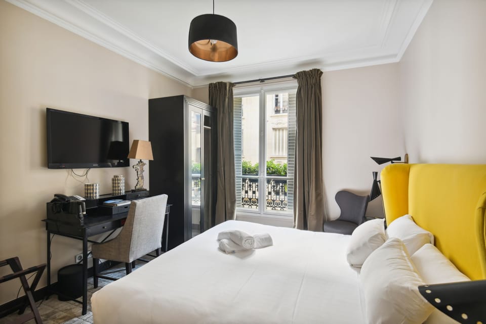 Comfort Room | Minibar, in-room safe, individually decorated, desk