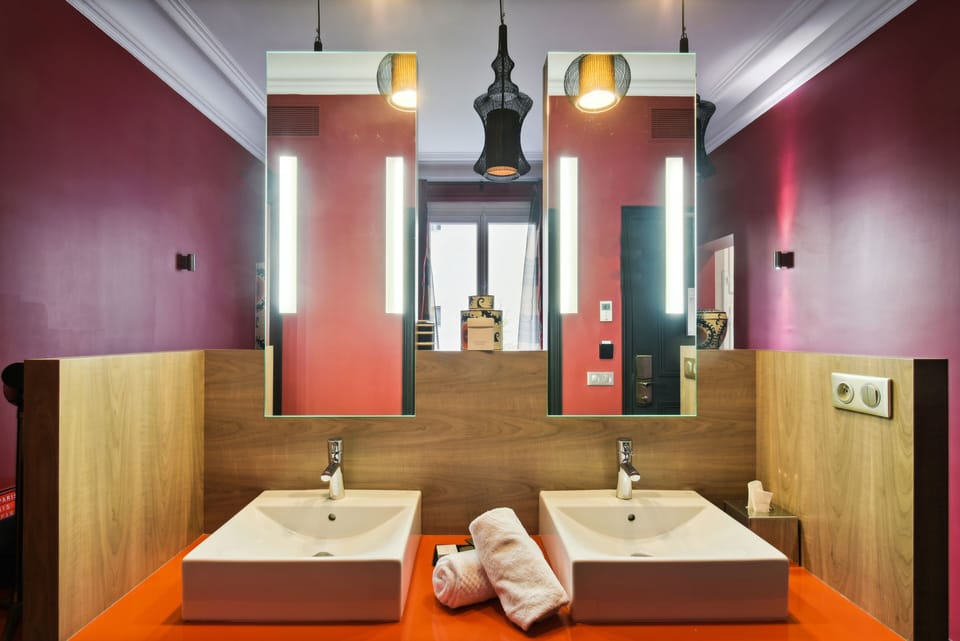 Deluxe Room | Bathroom | Hair dryer, towels