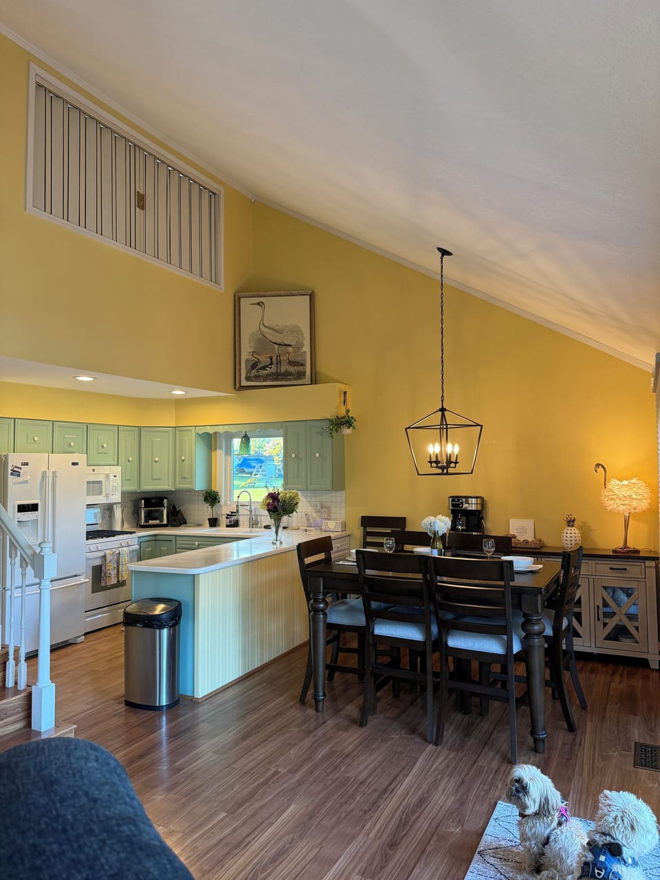 Open floor plan with fully stocked kitchen. 