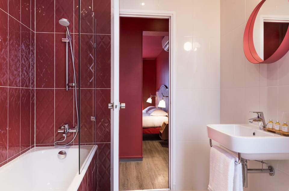 Single Room | Bathroom | Hair dryer, towels, soap, shampoo