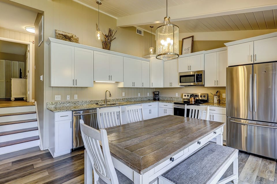 Kitchen and dining table featuring 6 seats