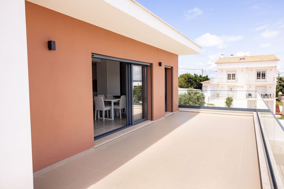 Just steps from the beach and São Martinho bay, with shared pool, comfort and nature — perfect for holidays all year round!