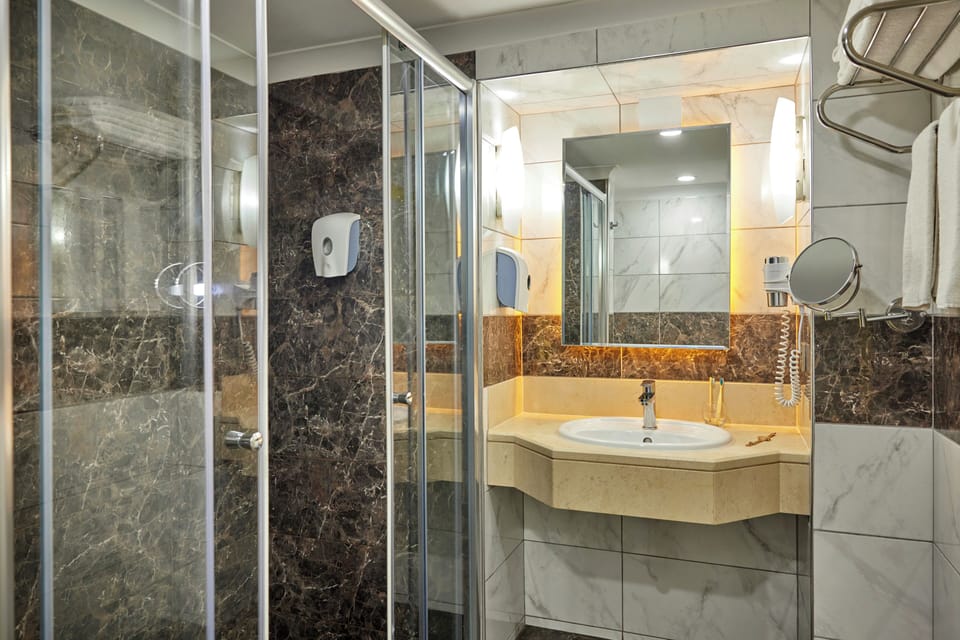 Classic Suite | Bathroom | Shower, eco-friendly toiletries, hair dryer, slippers