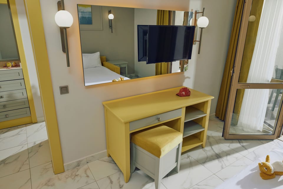 Superior Suite | Free minibar items, in-room safe, desk, laptop workspace