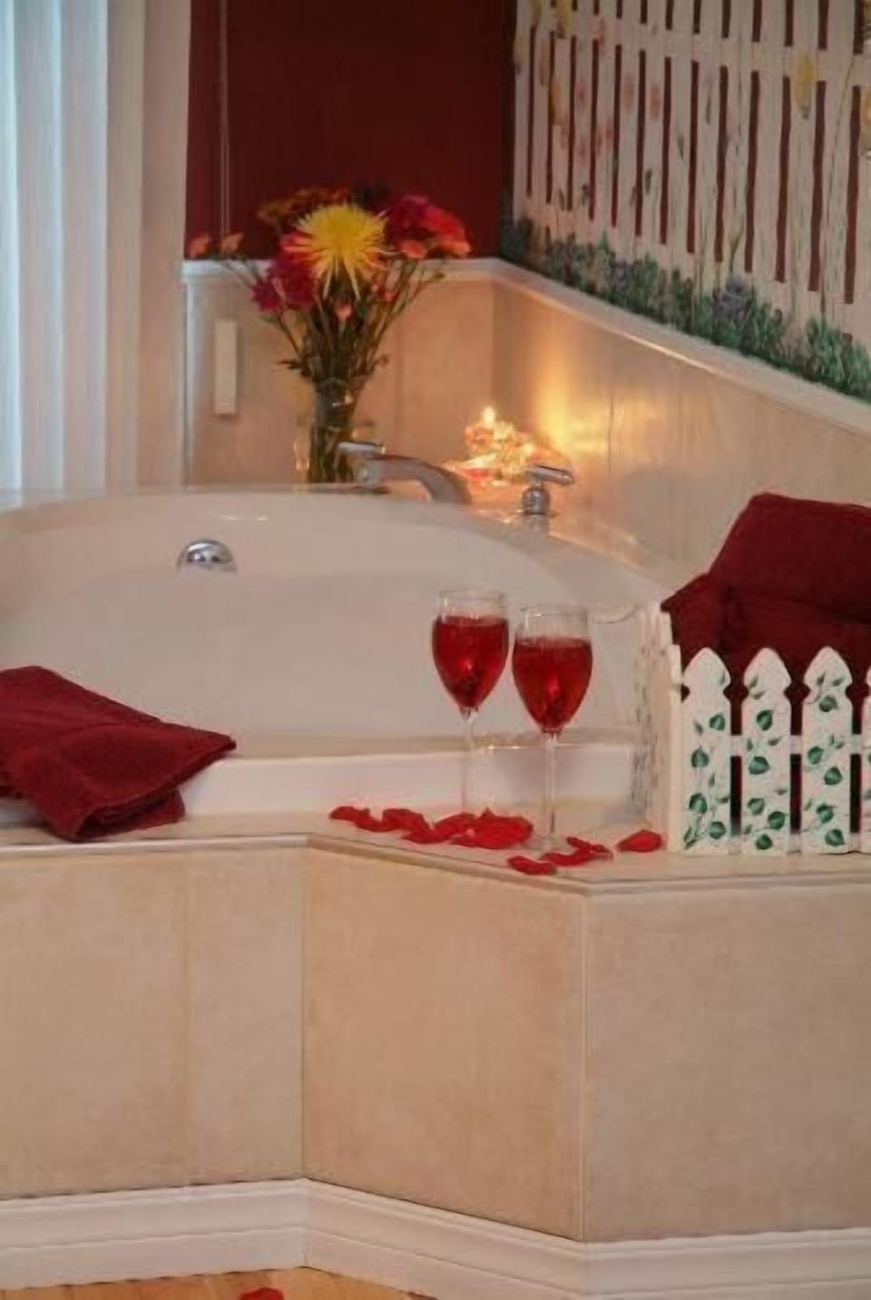 Combined shower/tub, free toiletries, bathrobes, towels