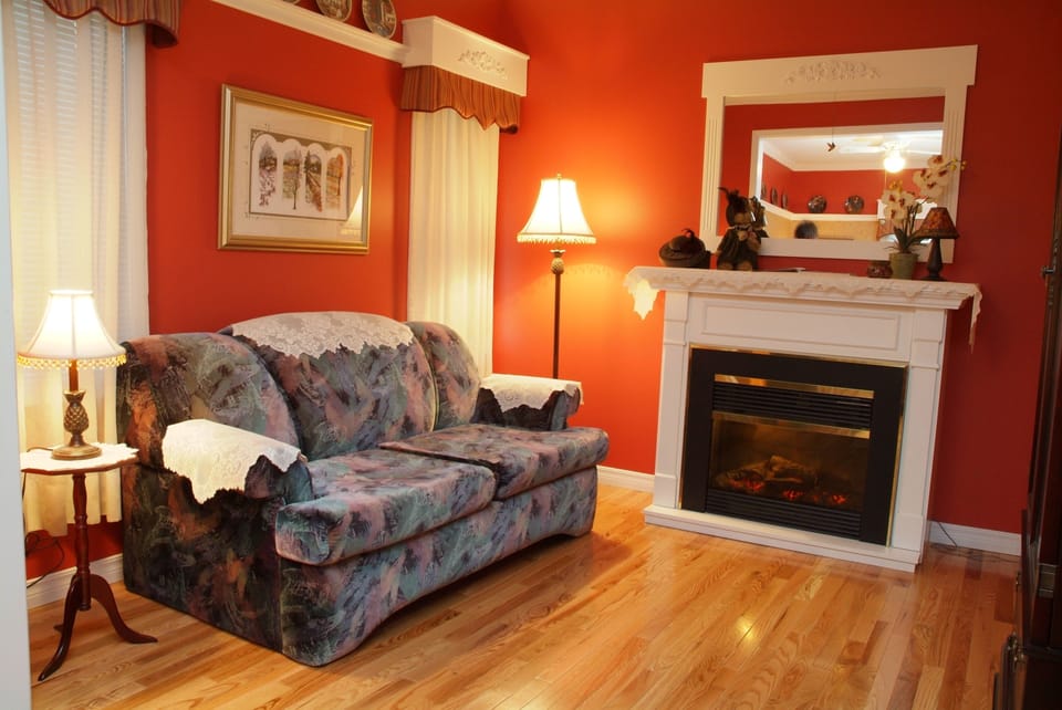 The Plum Room | Individually decorated, individually furnished, desk, soundproofing