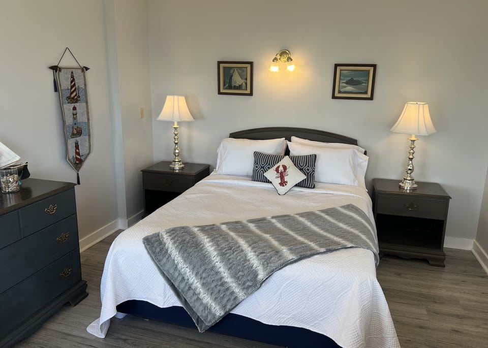 Room, 1 Queen Bed, Balcony, Ocean View | 1 bedroom, individually decorated, soundproofing, iron/ironing board