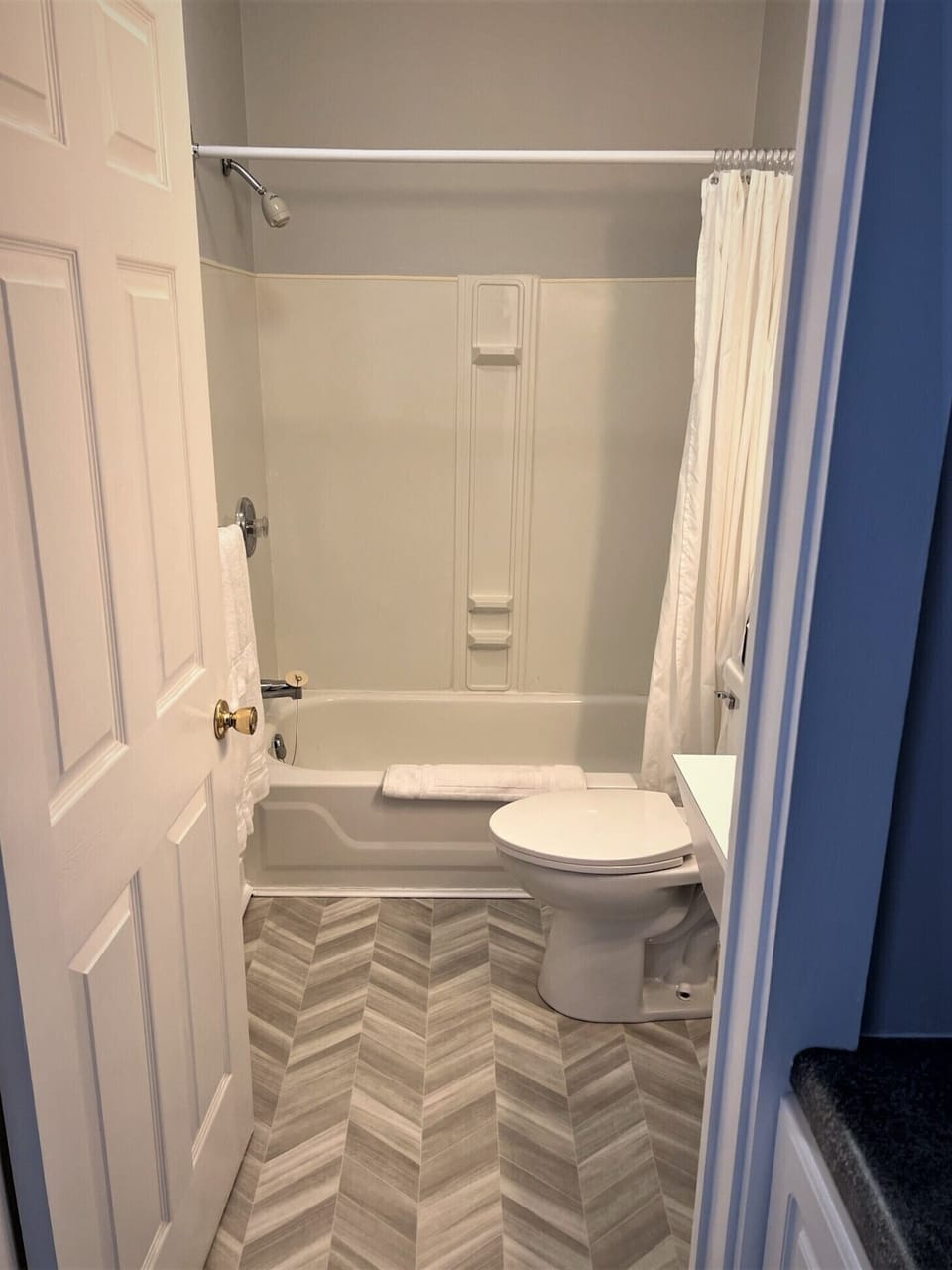 Room, 1 King Bed, Ocean View (Traveler's Rest) | Bathroom | Shower, free toiletries, hair dryer, towels