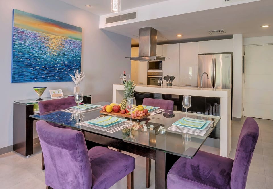 Deluxe Condo, 2 Bedrooms, Balcony, Golf View (Hole In One Condo) | In-room dining