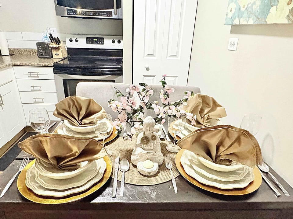 City Condo, Kitchen, Courtyard View | In-room dining