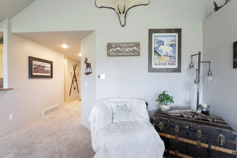 Cozy nook to read a good book | Main Level