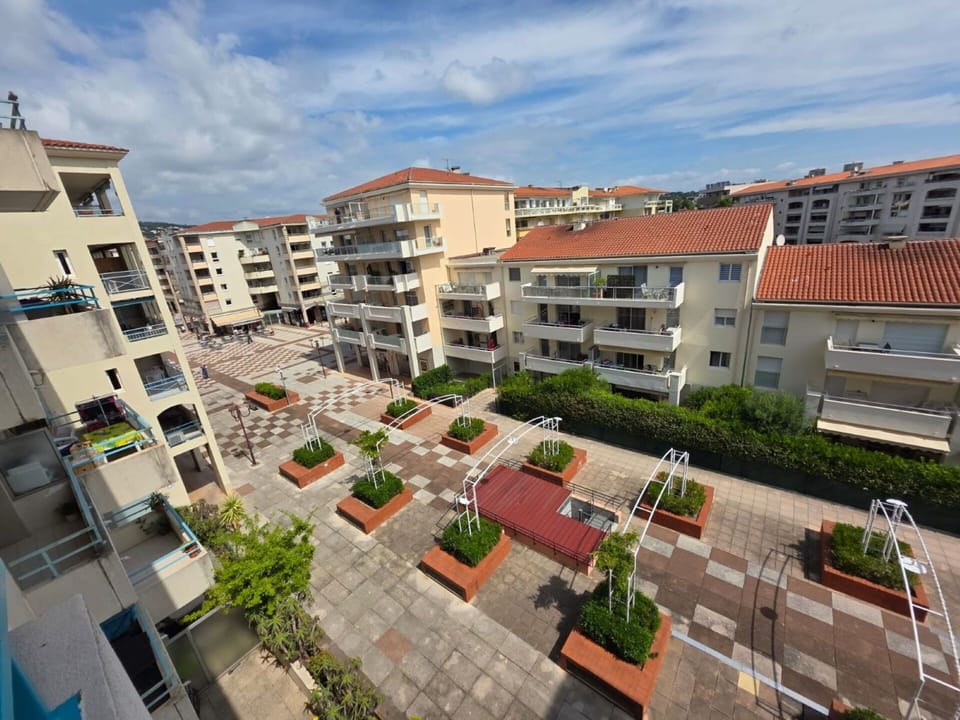 Building, City, Urban Area, Residential Area, Apartment, Neighbourhood, Town, Public Space, Condominium, Metropolitan Area