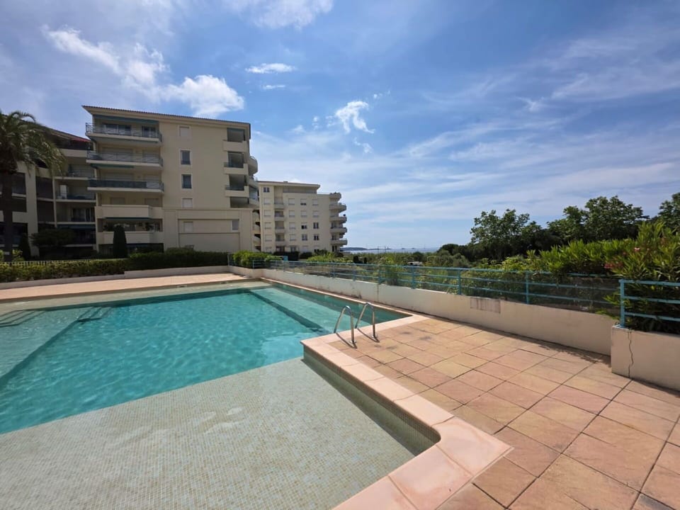 Residential Area, Apartment, Architecture, Condominium, Urban Design, Home, Balcony, Hotel