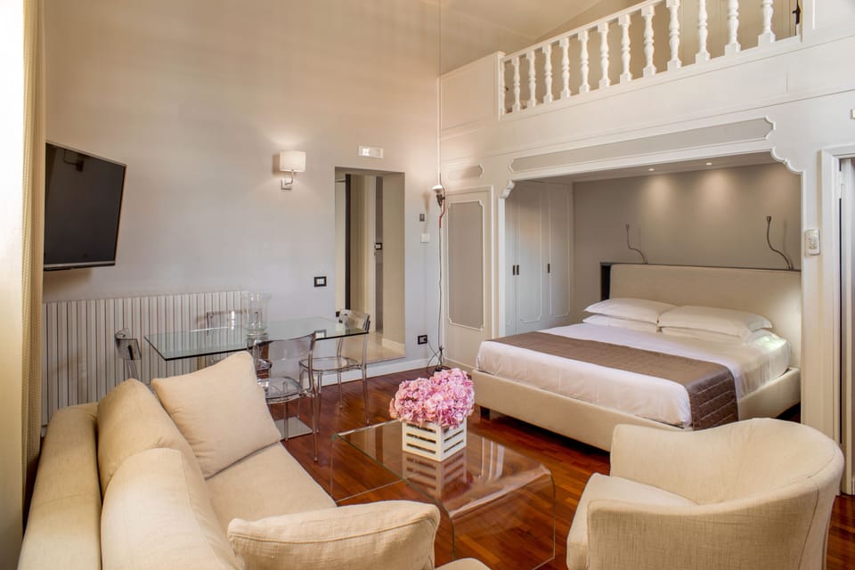 Studio, Annex Building (su 2 livelli, Via Frattina 17) | Minibar, in-room safe, soundproofing, iron/ironing board