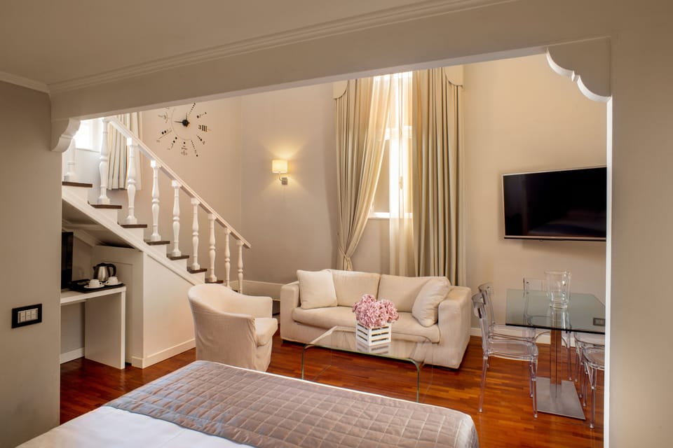 Studio, Annex Building (su 2 livelli, Via Frattina 17) | Living area | TV