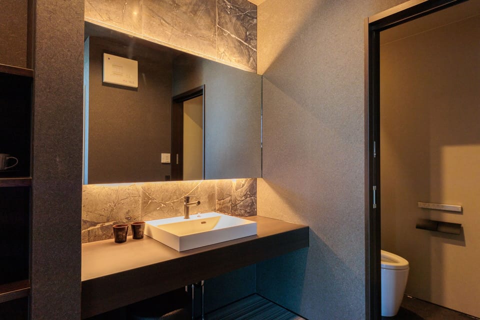 Twin Room, Non Smoking | Bathroom | Free toiletries, hair dryer, slippers, bidet