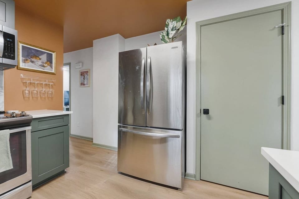 Store all your group groceries and local craft brews in the oversized French-door refrigerator. The side door leads straight out, keeping your unpacking completely hassle-free.