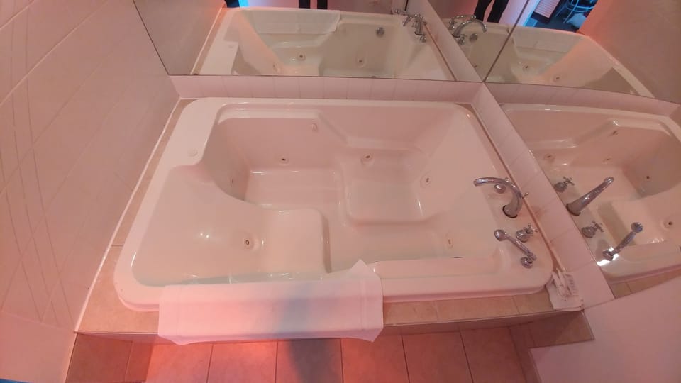 Deluxe Suite, 2 Double Beds, Jetted Tub (Fireplace) | Jetted tub