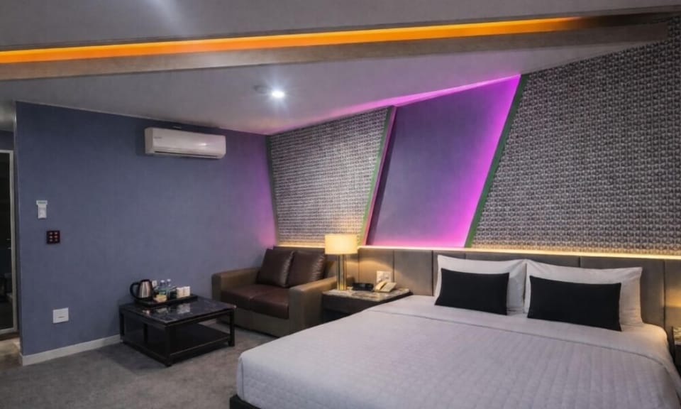 Deluxe Double Room | Individually decorated, individually furnished, desk, laptop workspace