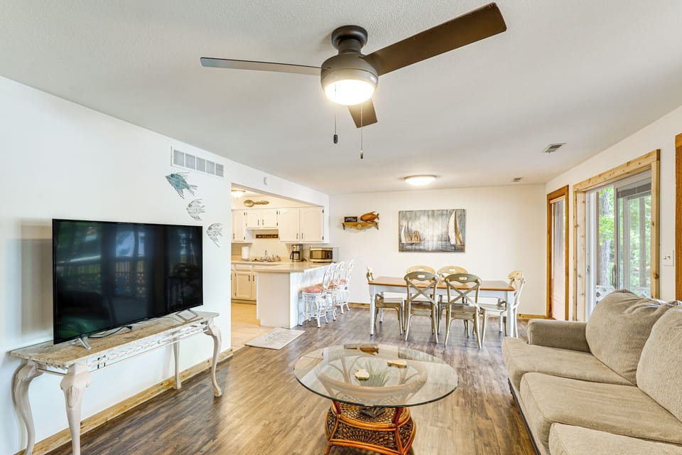Living Room | Lower Level | Smart TV | Central Heating & A/C | Free WiFi