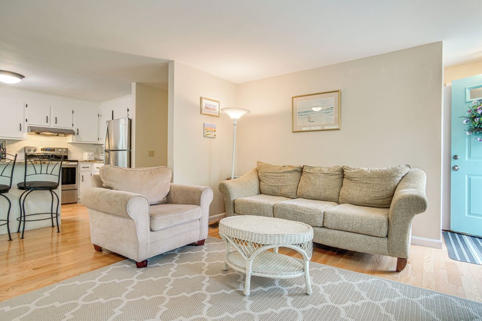 Living Room | Free WiFi | TV | Main Level