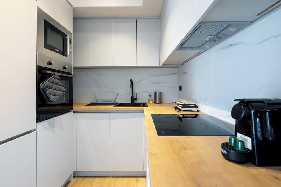 Apartment, 1 Double Bed, Kitchen, City View | Private kitchen | Full-size fridge, microwave, oven, stovetop