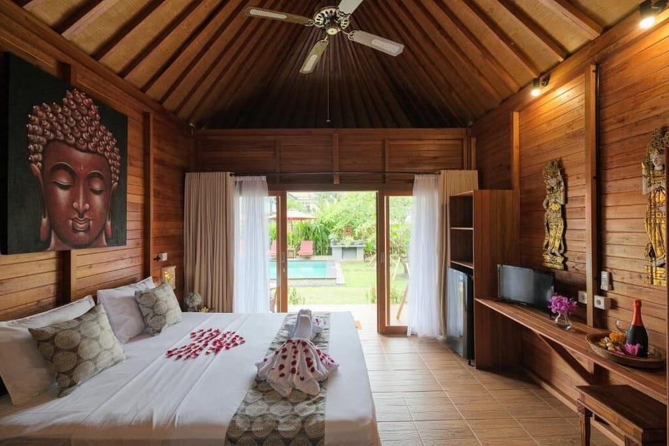 Deluxe Studio, Patio, Pool View | Desk, laptop workspace, free WiFi