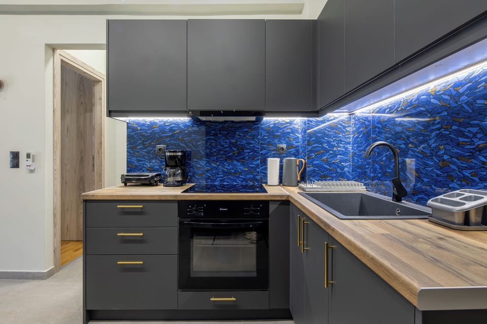 Apartment, 2 Bedrooms, Kitchen, City View | Private kitchen | Full-size fridge, oven, stovetop, coffee/tea maker
