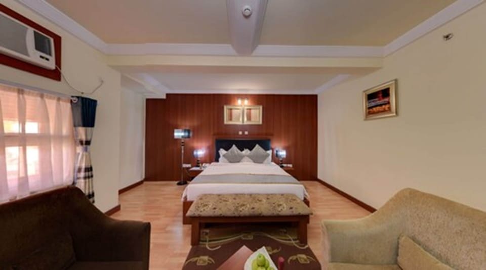 Premium bedding, in-room safe, individually decorated