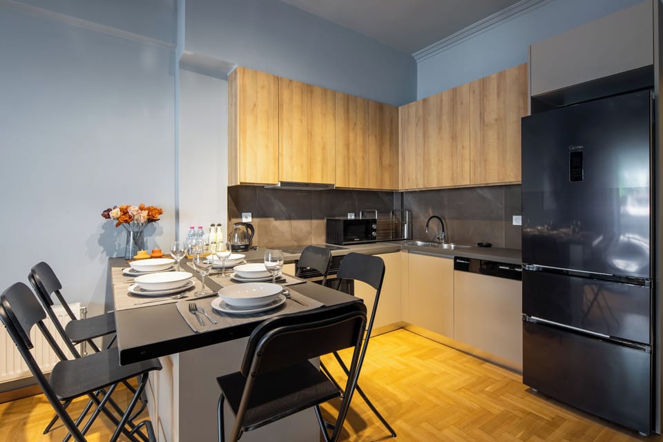 Apartment, 3 Bedrooms, Kitchen, City View | In-room dining