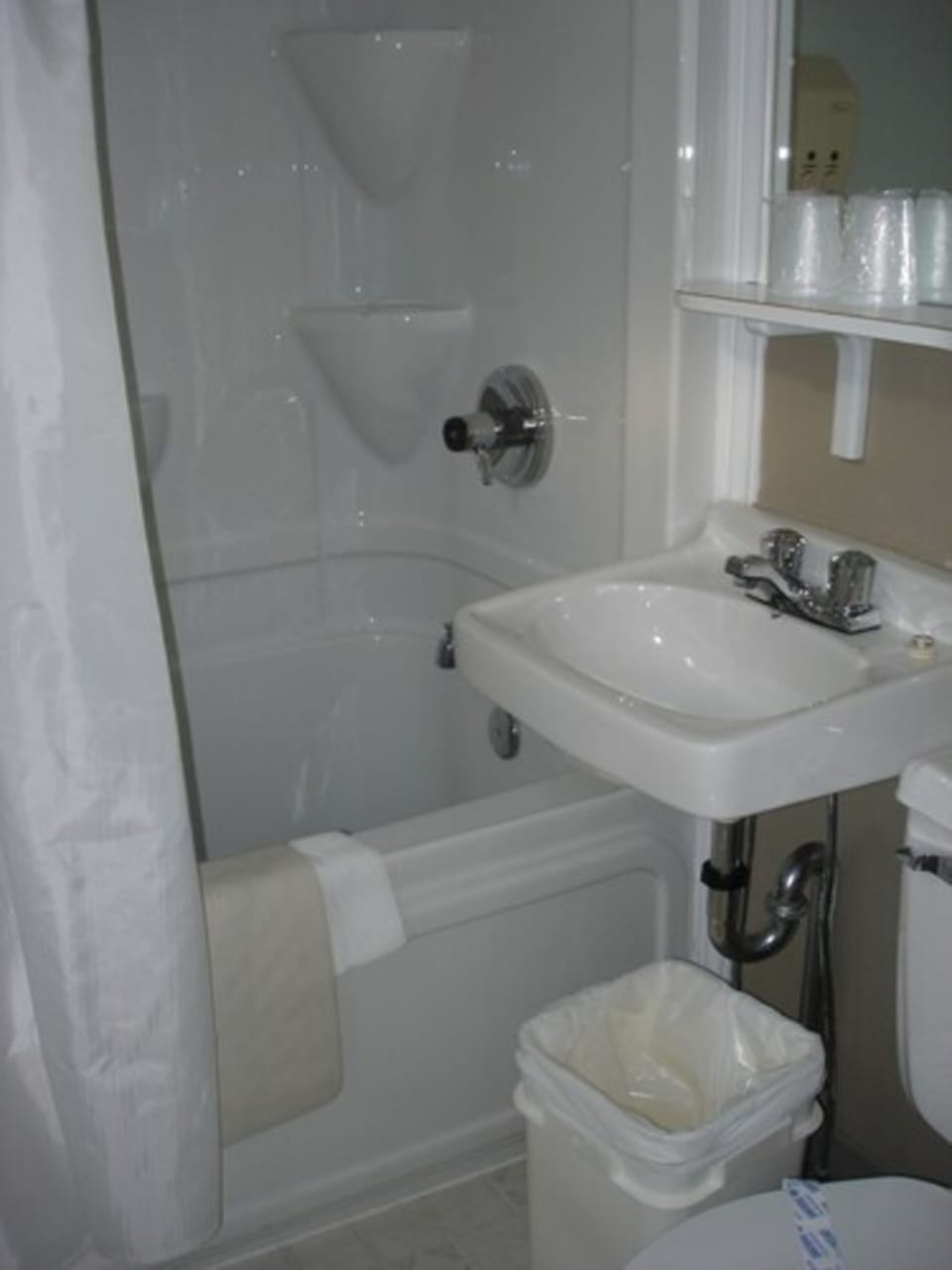 Standard Double Room, 1 Double Bed, Ground Floor | Bathroom | Combined shower/tub, free toiletries, hair dryer, towels