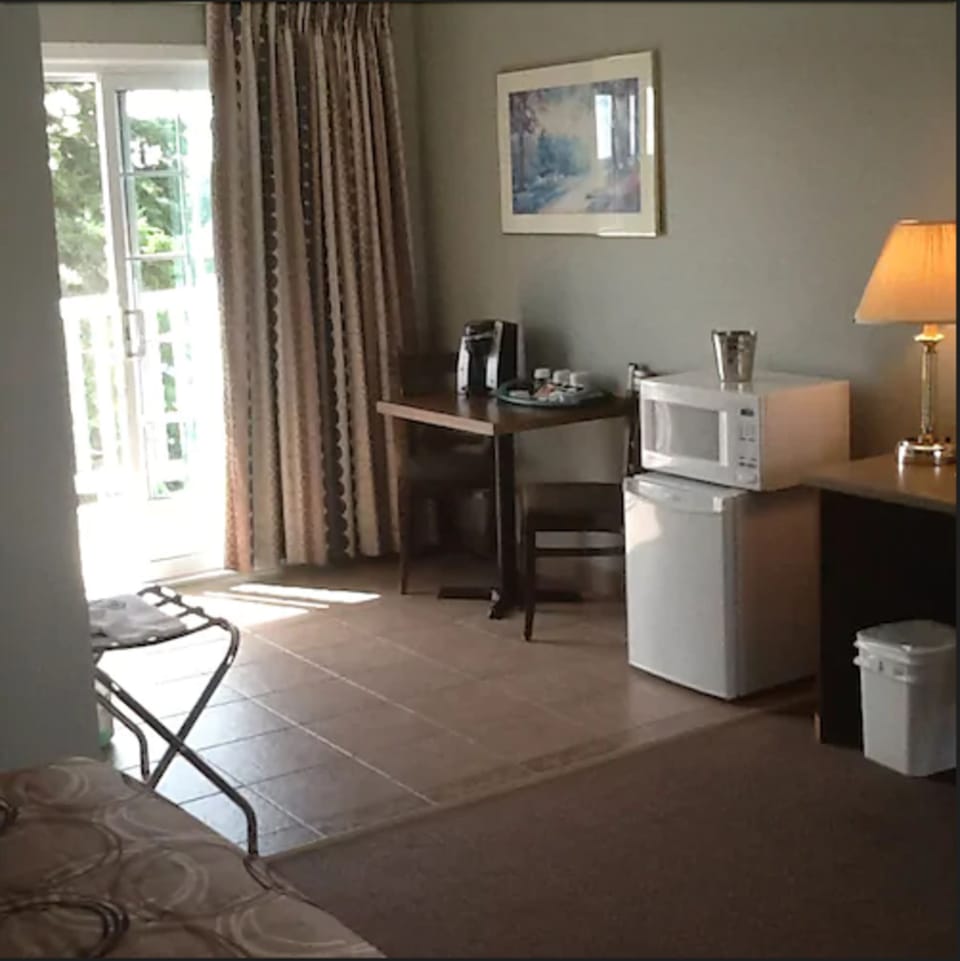 Panoramic Room, 1 Queen Bed, Balcony, River View | Premium bedding, desk, iron/ironing board, cribs/infant beds