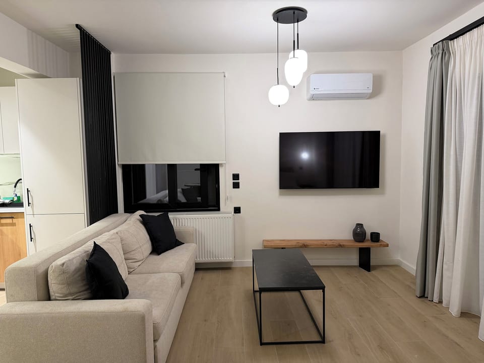 Apartment with Balcony, Ground Floor | Egyptian cotton sheets, premium bedding, memory foam beds