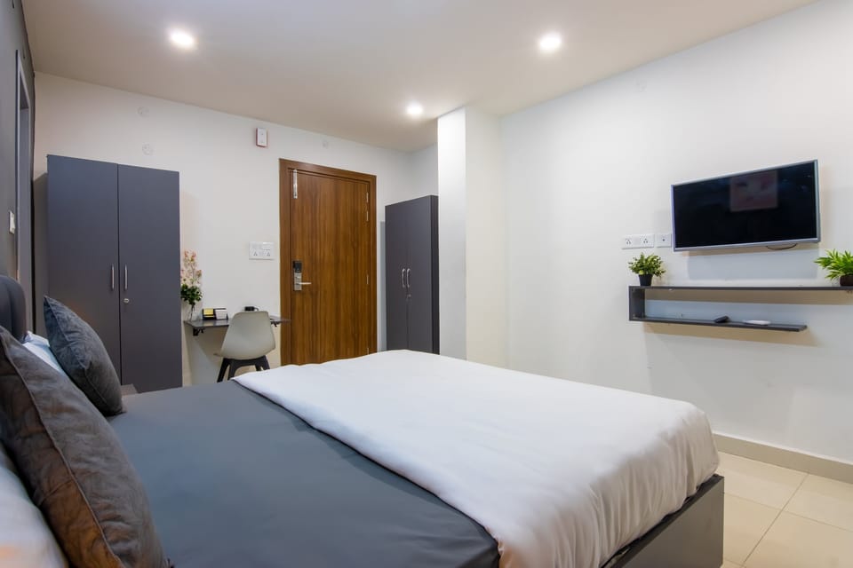 Studio, City View | In-room safe, desk, laptop workspace, blackout drapes